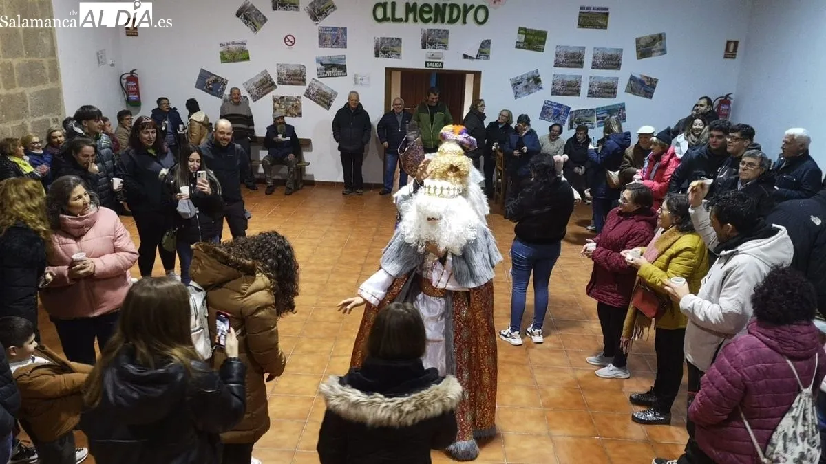 Foto 5 - Los Reyes Magos entregan regalos a los ni&ntilde;os y a los mayores en La Fregeneda