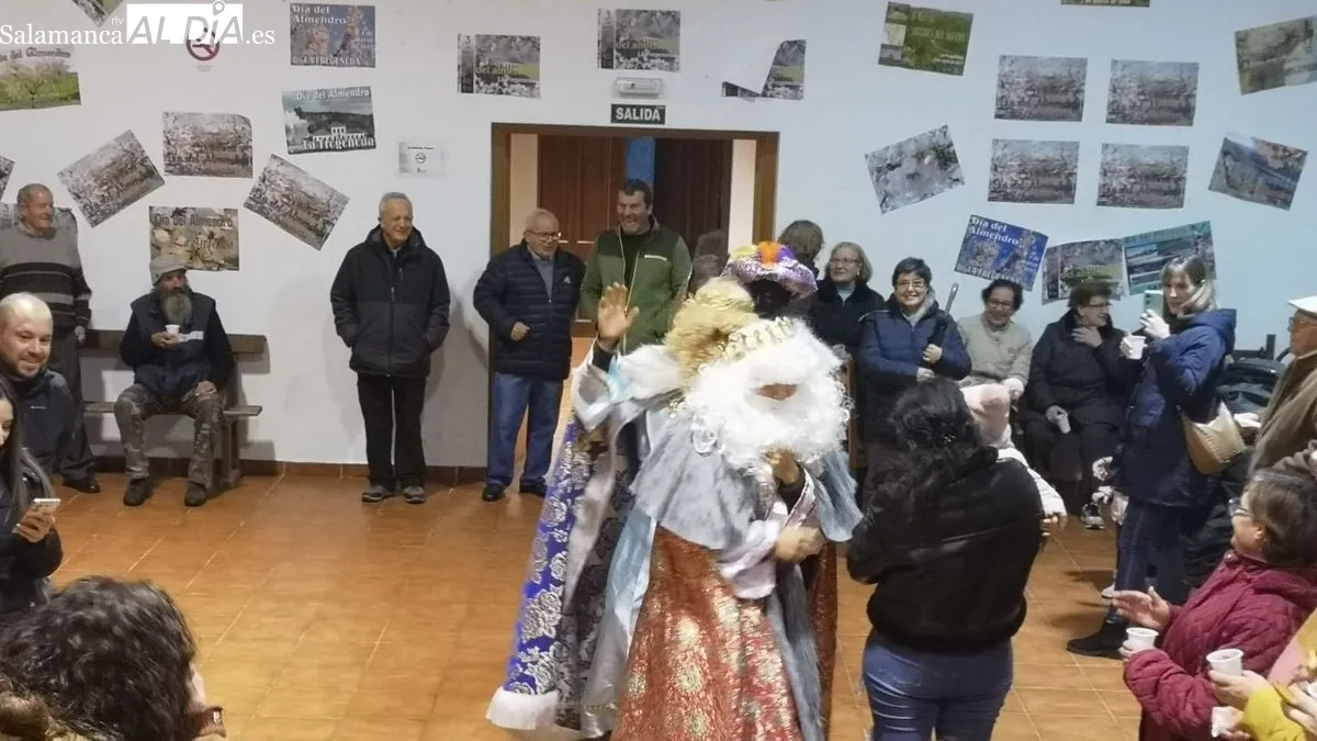 Foto 4 - Los Reyes Magos entregan regalos a los ni&ntilde;os y a los mayores en La Fregeneda