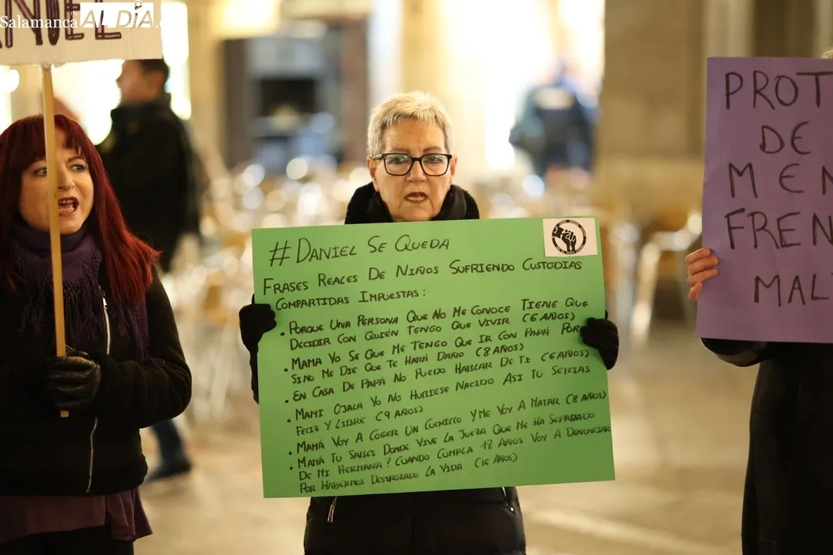 Salamanca se concentra en apoyo a Juana Rivas y de Daniel, su hijo menor | FOTOS: David Sañudo