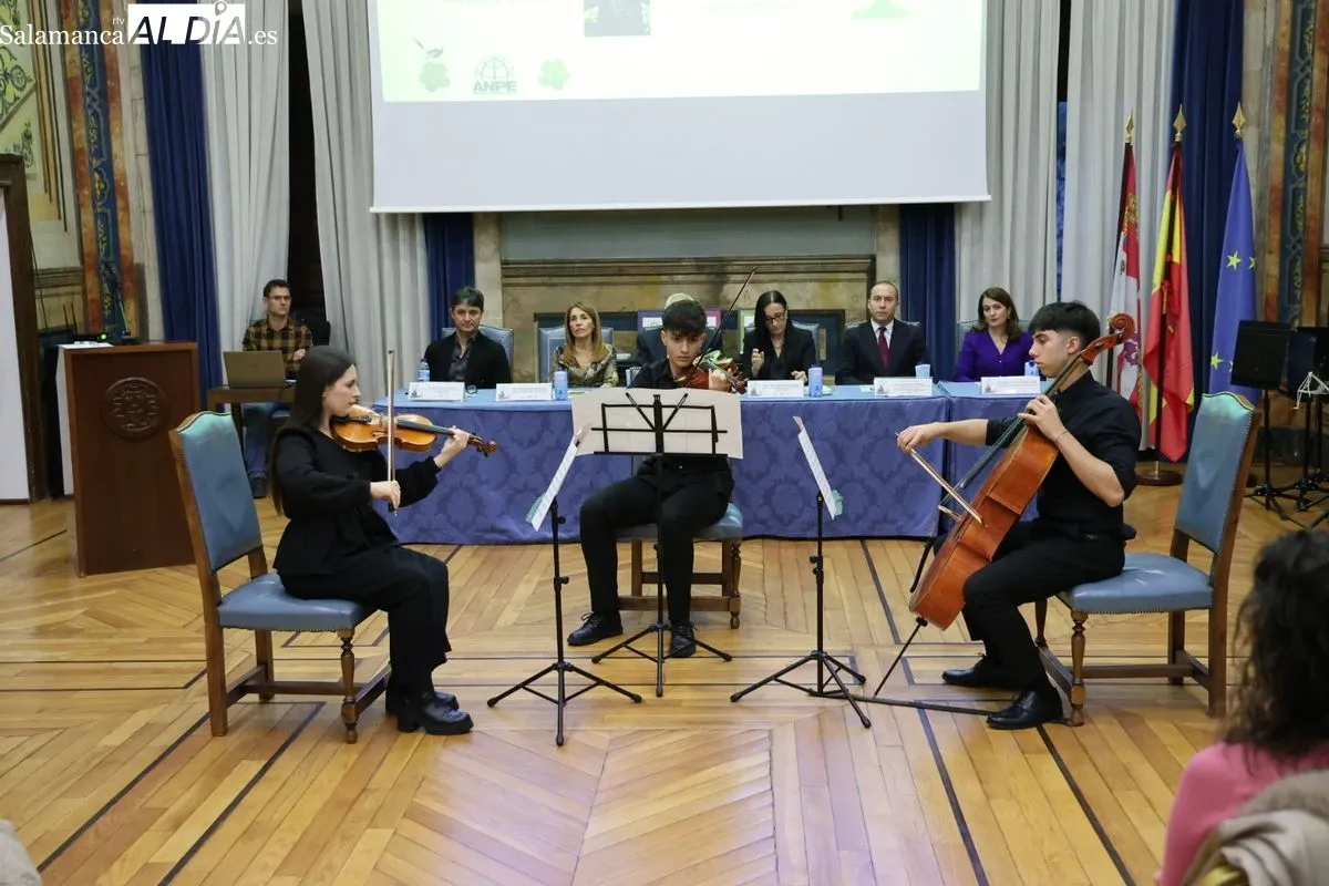 Emotivo homenaje de ANPE Salamanca homenajea a los docentes jubilados en un entrañable acto | FOTOS: David Sañudo 