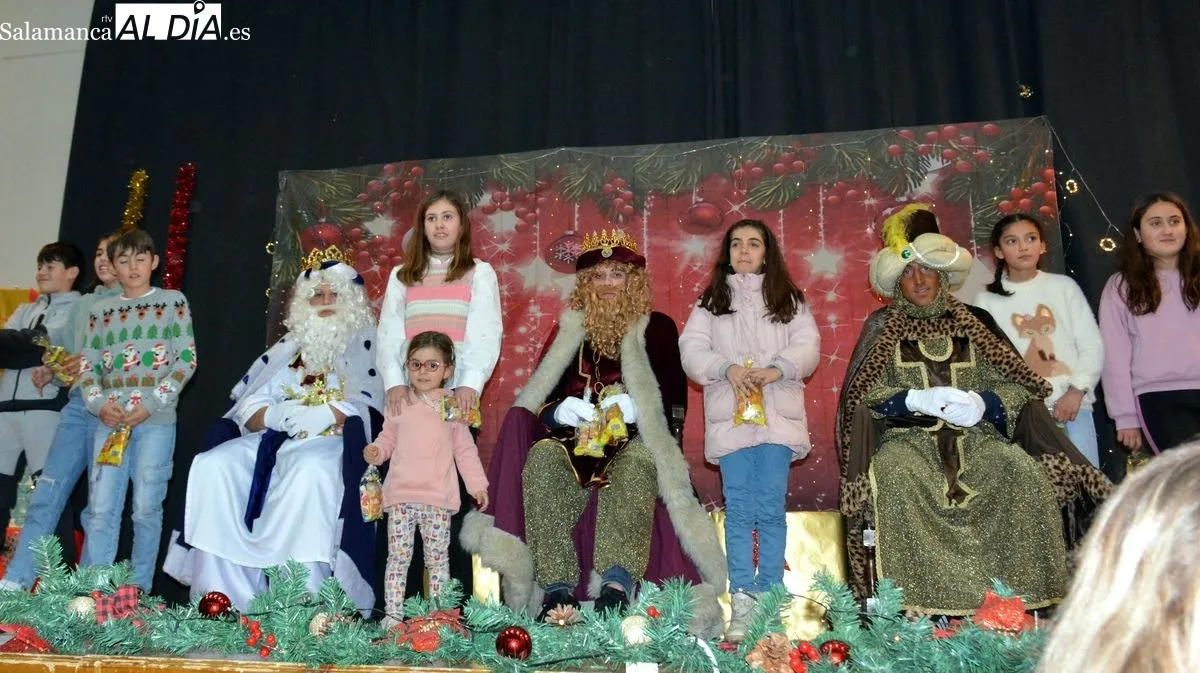 Foto 2 - Los Reyes Magos reciben una gran acogida en Lumbrales