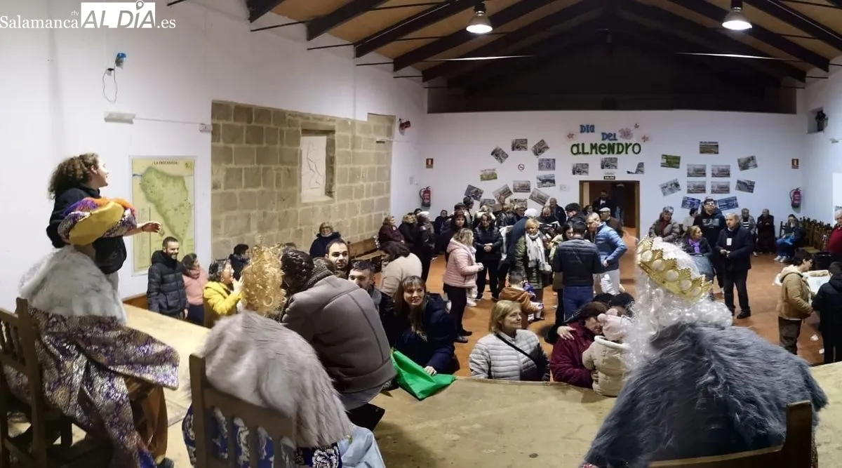 Foto 2 - Los Reyes Magos entregan regalos a los ni&ntilde;os y a los mayores en La Fregeneda