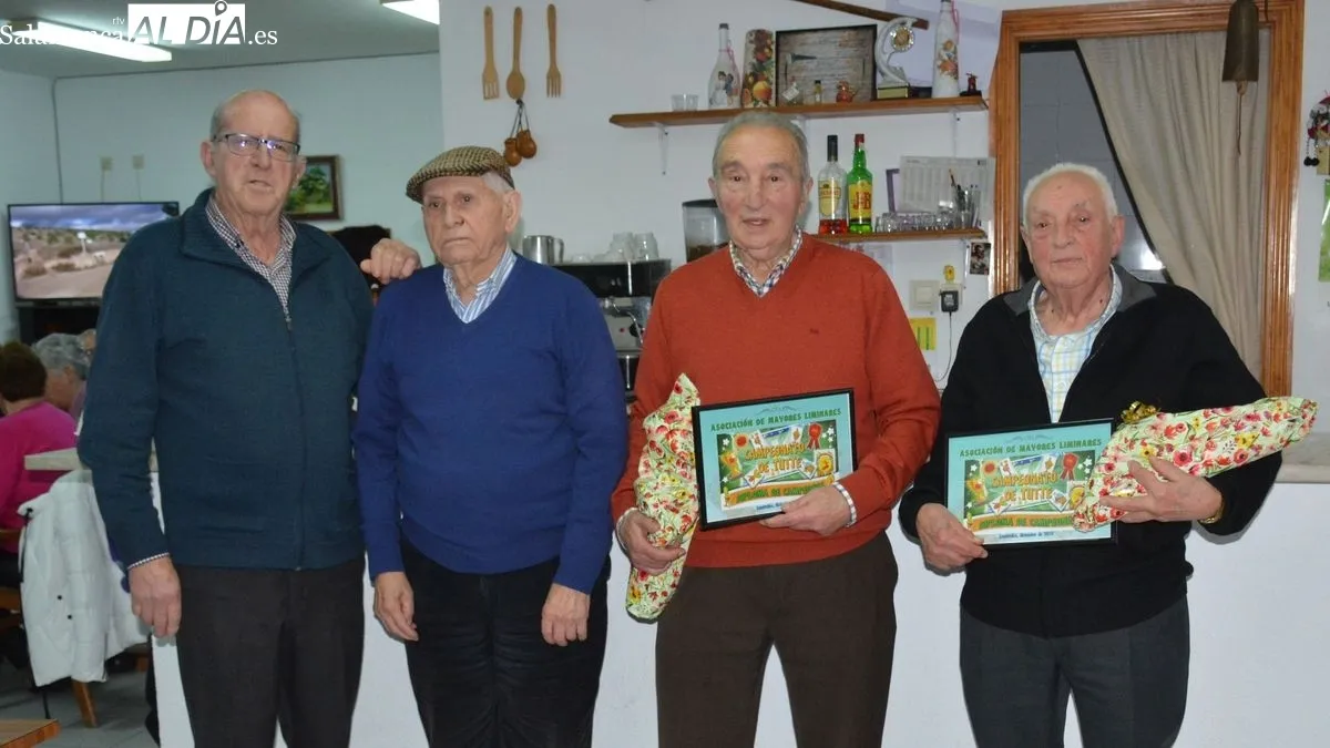 Foto 2 - Competido Campeonato de Tute en el hogar del jubilado de Lumbrales