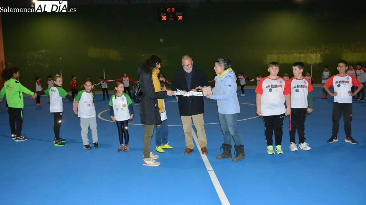 Foto 2 - Firme apuesta por el deporte escolar en Lumbrales