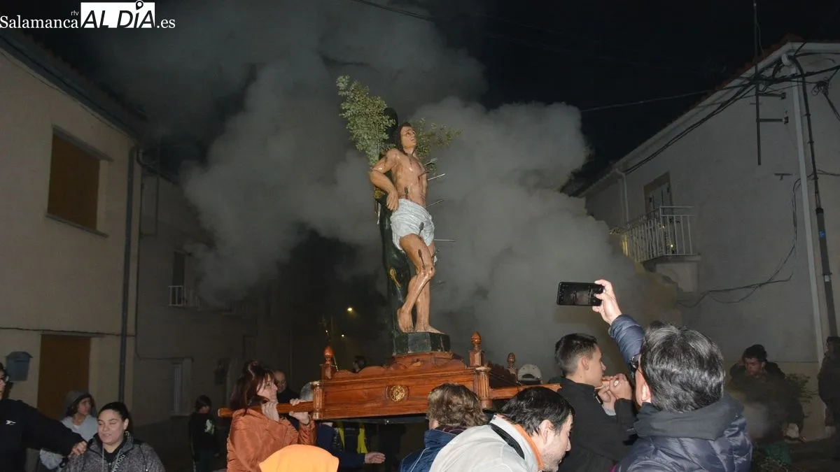 Foto 2 - El humo de seis hogueras de jumbrio ilumina las calles de La Fregeneda