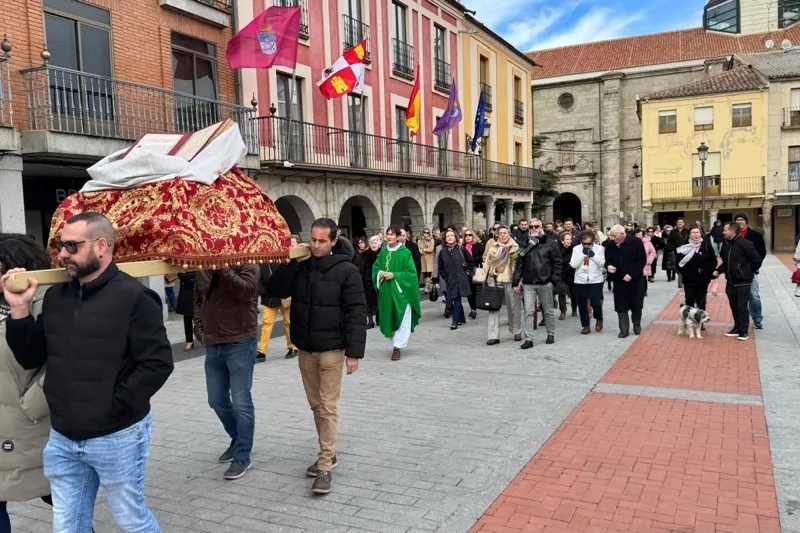 Foto 4 - Multitud de fieles participa en las celebraciones parroquiales del Domingo de la Palabra de Dios