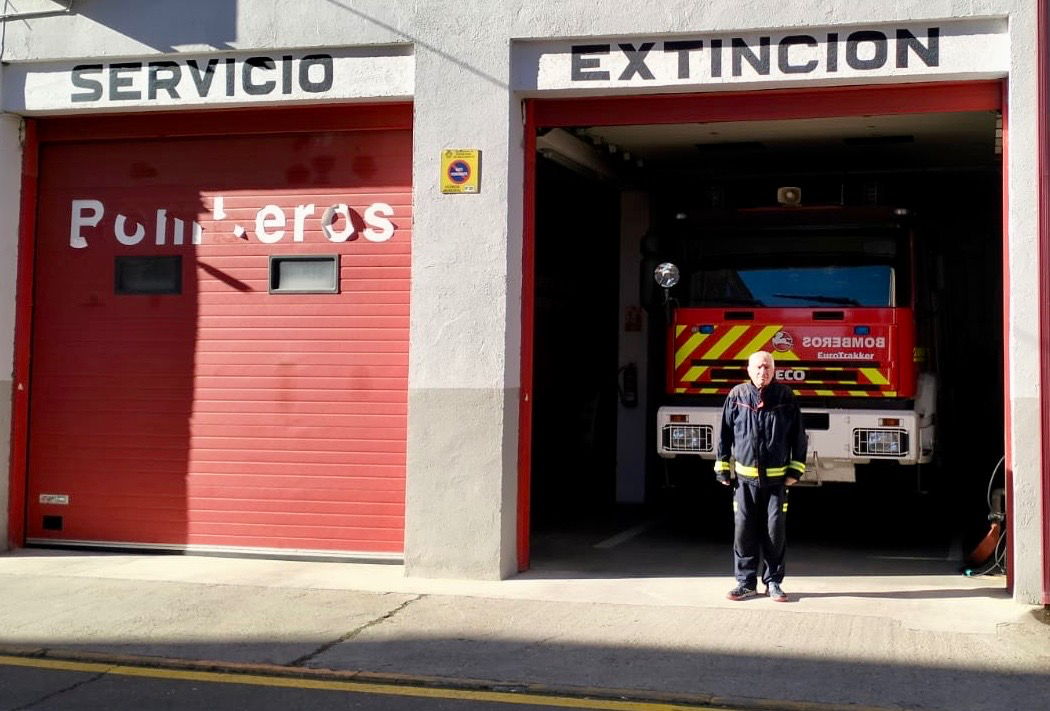 El parque de bomberos de Peñaranda guarda un emotivo minuto de silencio en recuerdo del efectivo fallecido en Fompedraza