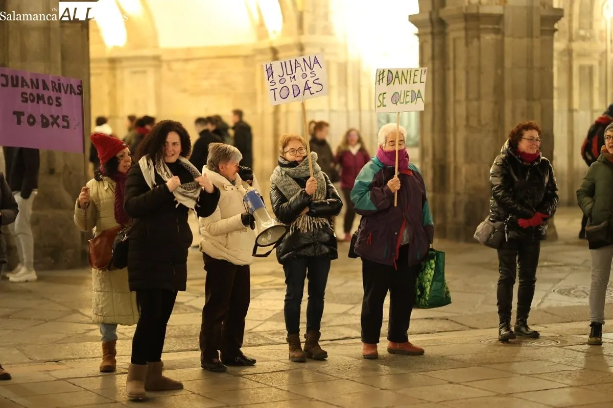 Salamanca se concentra en apoyo a Juana Rivas y de Daniel, su hijo menor | FOTOS: David Sañudo