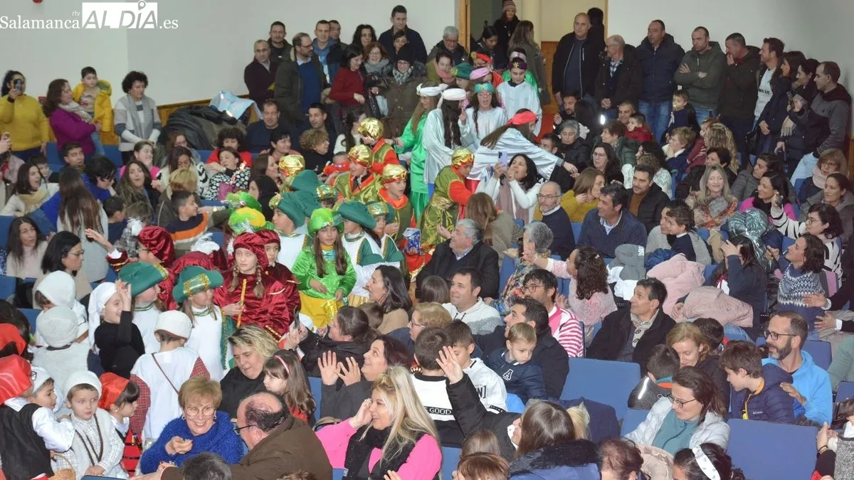 Foto 3 - Los Reyes Magos reciben una gran acogida en Lumbrales