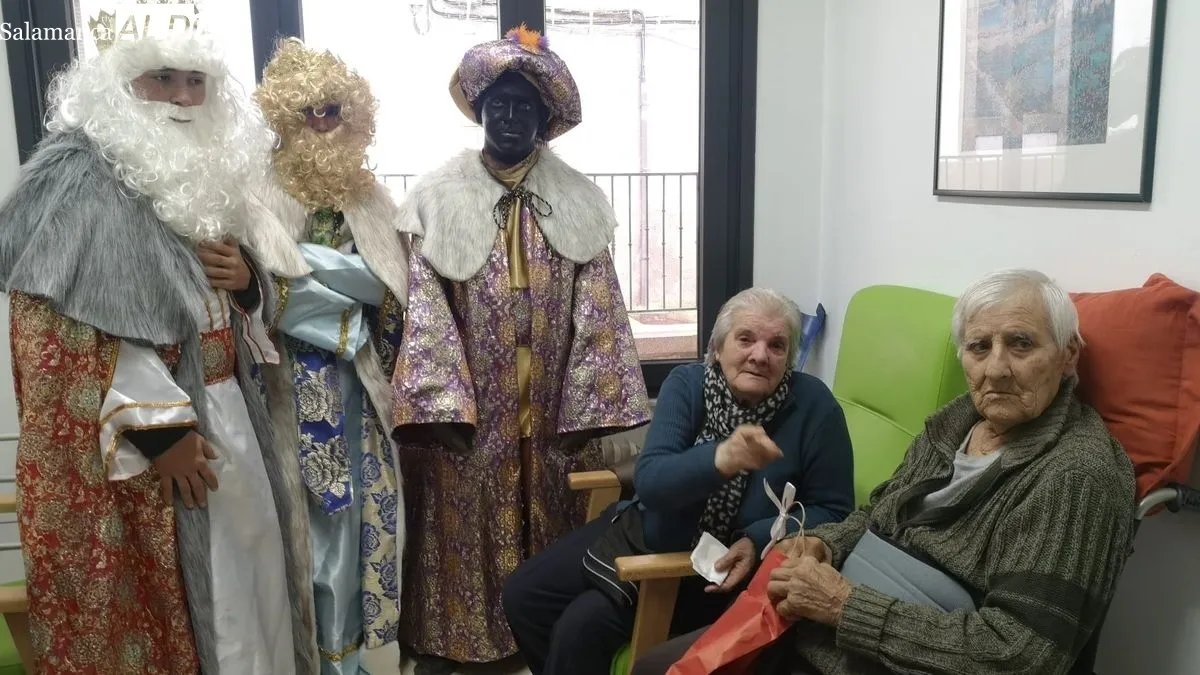 Foto 3 - Los Reyes Magos entregan regalos a los ni&ntilde;os y a los mayores en La Fregeneda