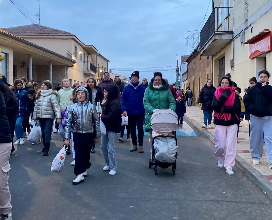 Foto 4 - Babilafuente se vuelca con los Reyes Magos