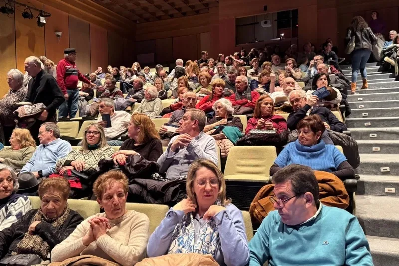 Foto 2 - Pe&ntilde;aranda recibe al 2025 llenando el Teatro del CDS para disfrutar del tradicional Concierto de A&ntilde;o Nuevo