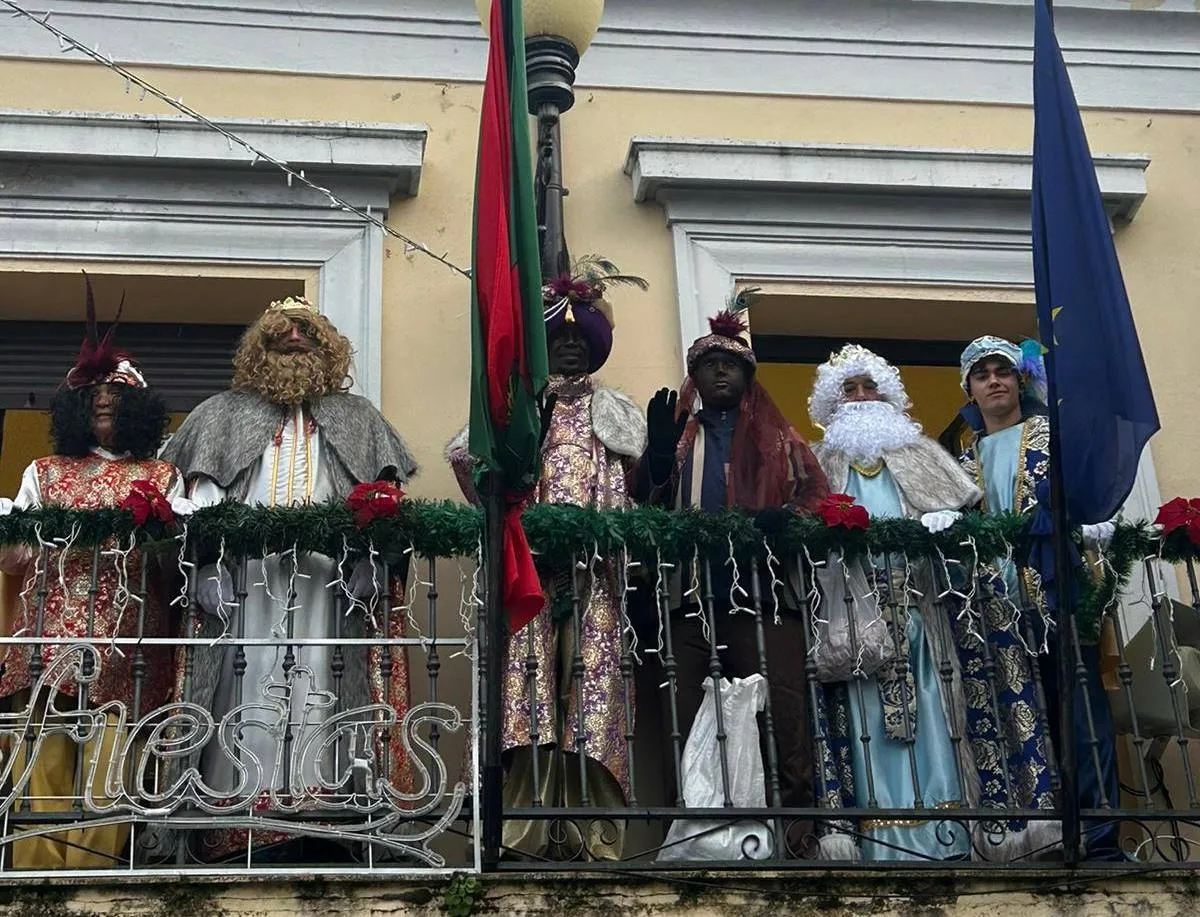 Foto 5 - Los Reyes Magos cambian sus carrozas por un taxi en La Fuente de San Esteban
