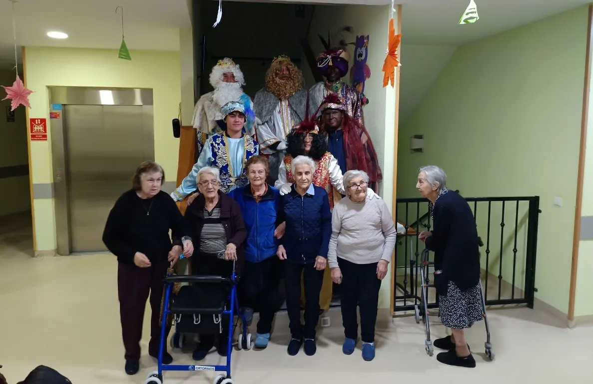Foto 4 - Los Reyes Magos cambian sus carrozas por un taxi en La Fuente de San Esteban