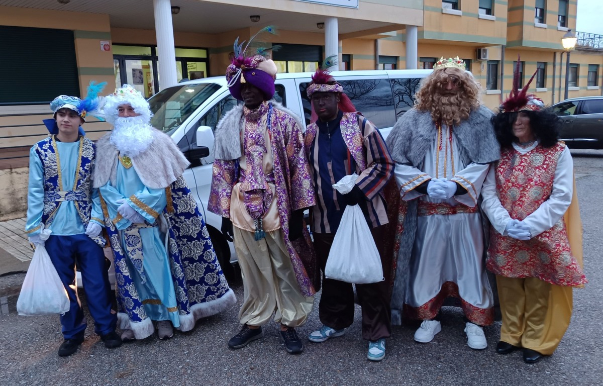 Los Reyes Magos cambian sus carrozas por un taxi en La Fuente de San Esteban