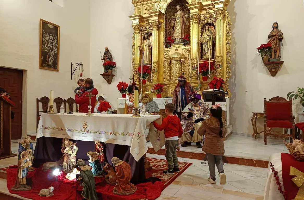 Foto 3 - Los Reyes Magos cambian sus carrozas por un taxi en La Fuente de San Esteban