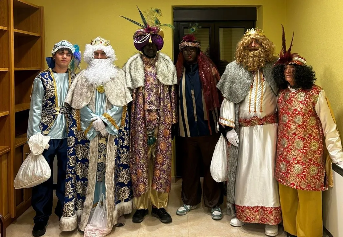 Foto 2 - Los Reyes Magos cambian sus carrozas por un taxi en La Fuente de San Esteban