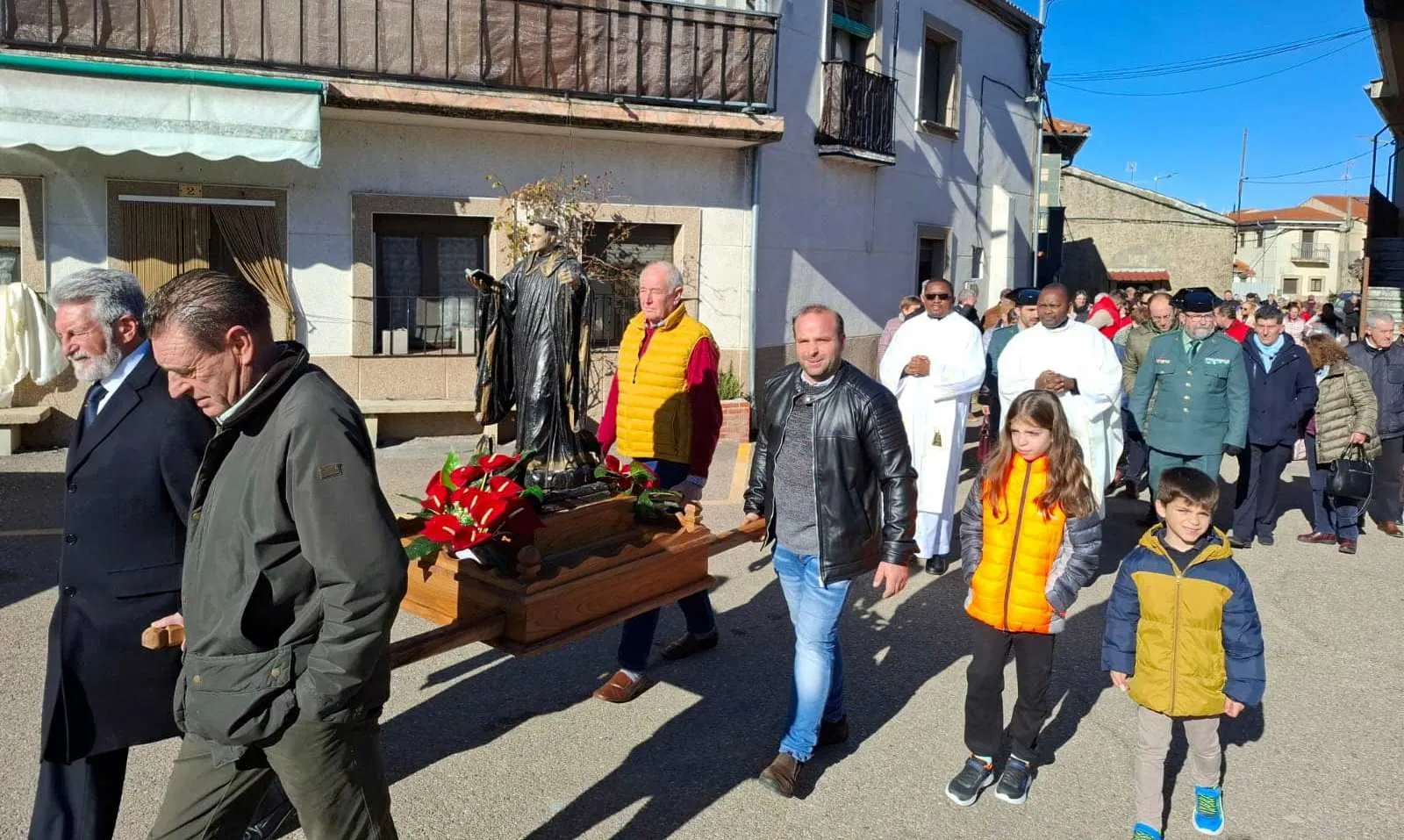 Foto 2 - Casillas de Flores honra a su patr&oacute;n San Mauro sac&aacute;ndolo en procesi&oacute;n