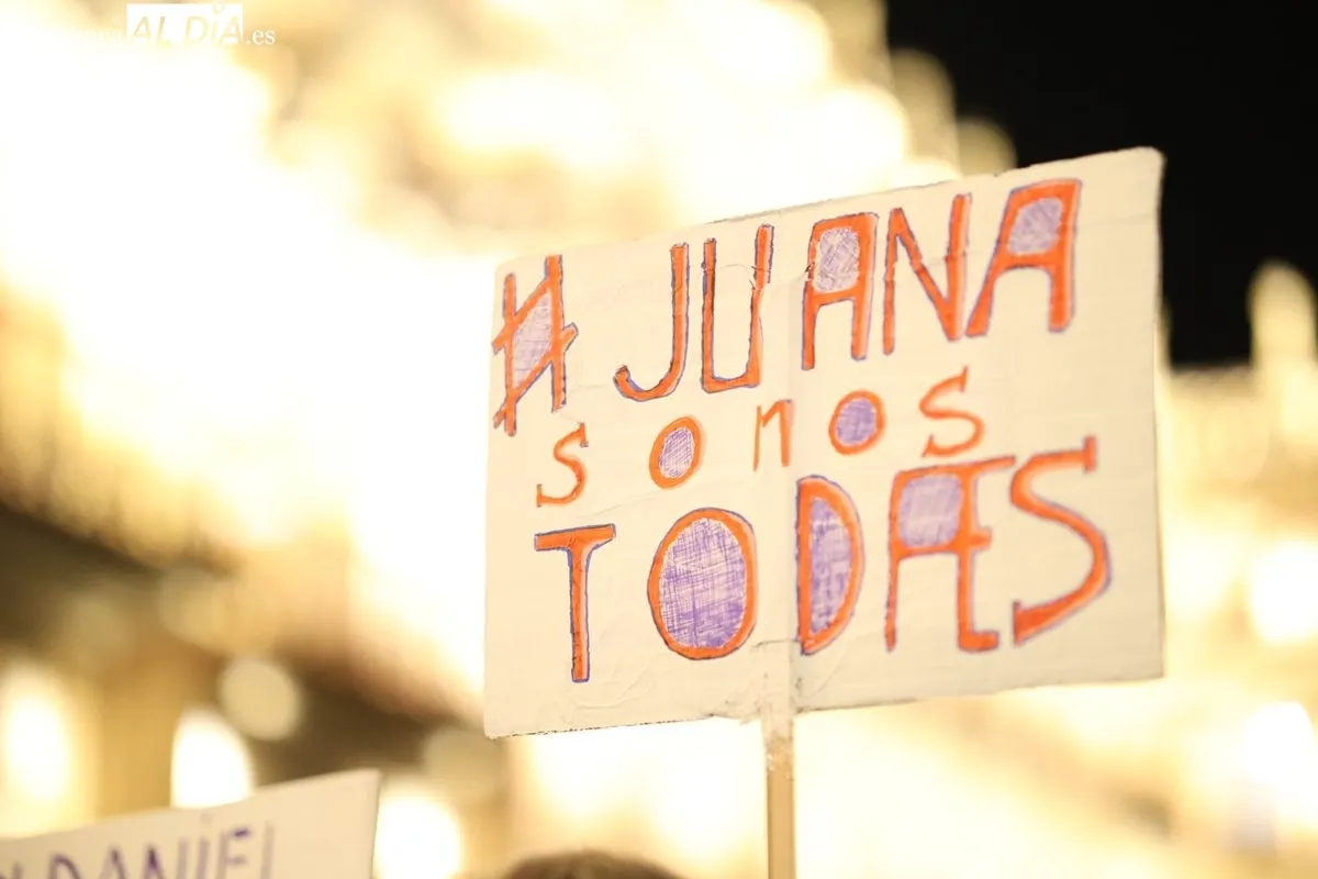Salamanca se concentra en apoyo a Juana Rivas y de Daniel, su hijo menor | FOTOS: David Sañudo