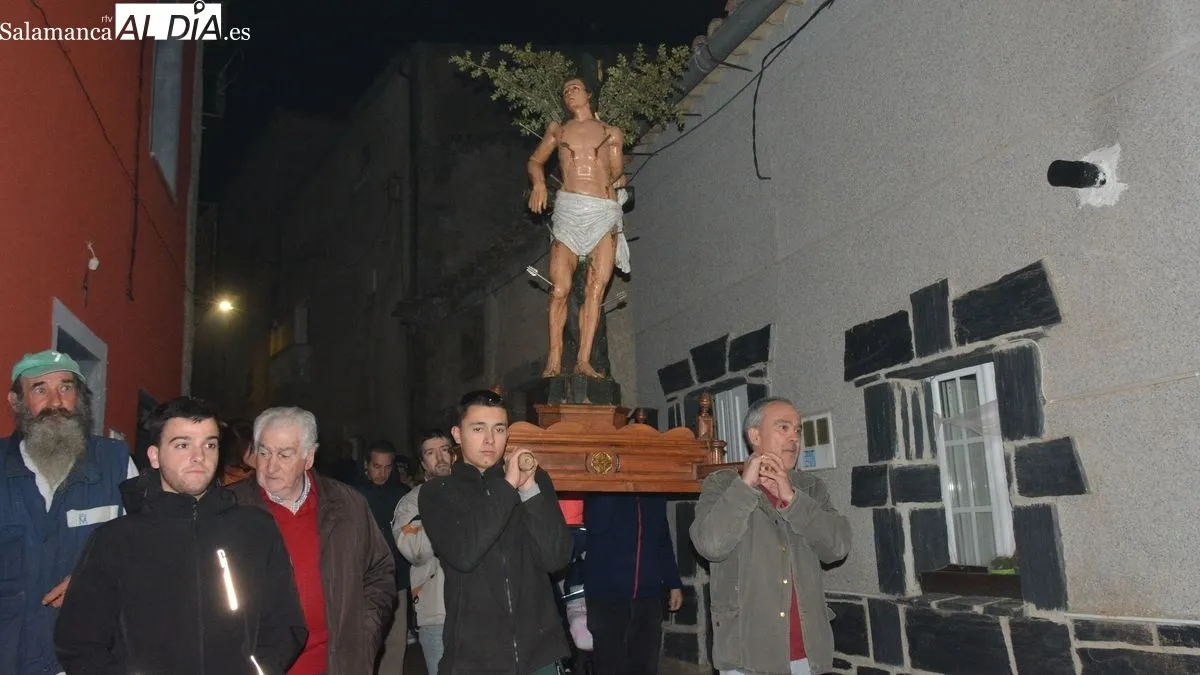 Los vecinos prendieron las hogueras al paso de la imagen de San Sebastián