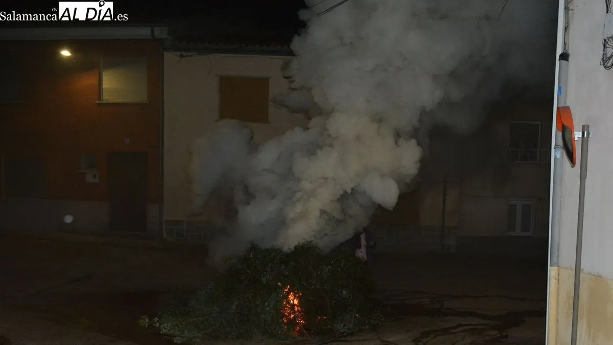 Los vecinos prendieron las hogueras al paso de la imagen de San Sebastián