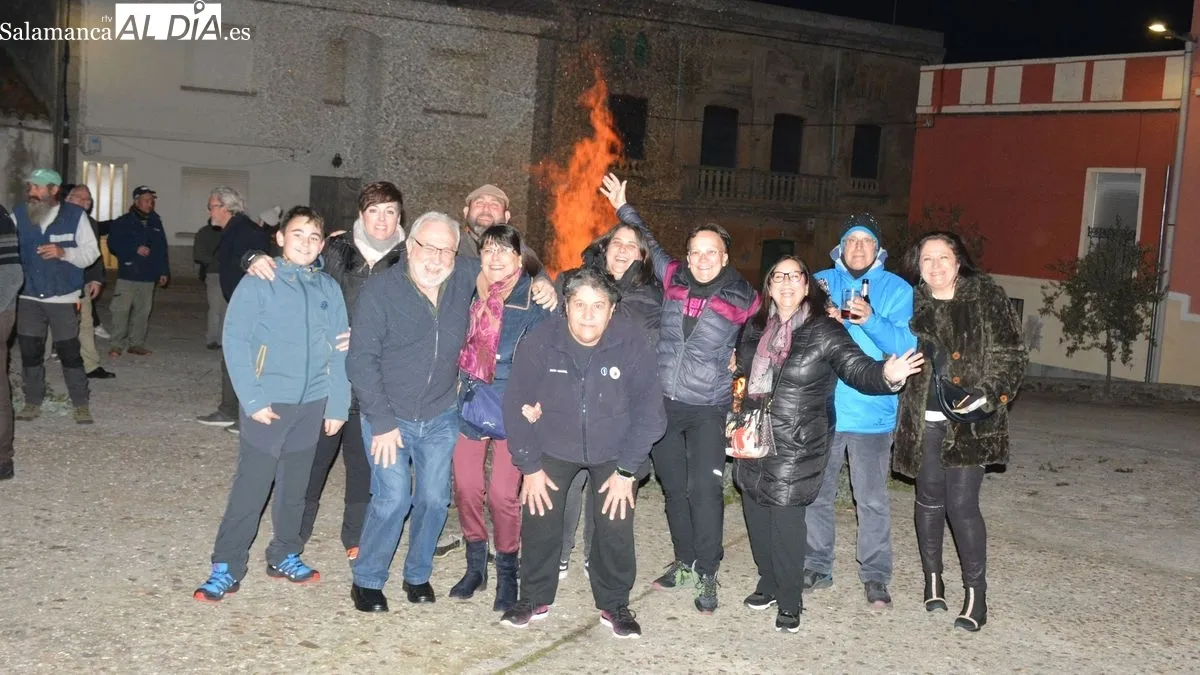 Los vecinos prendieron las hogueras al paso de la imagen de San Sebastián
