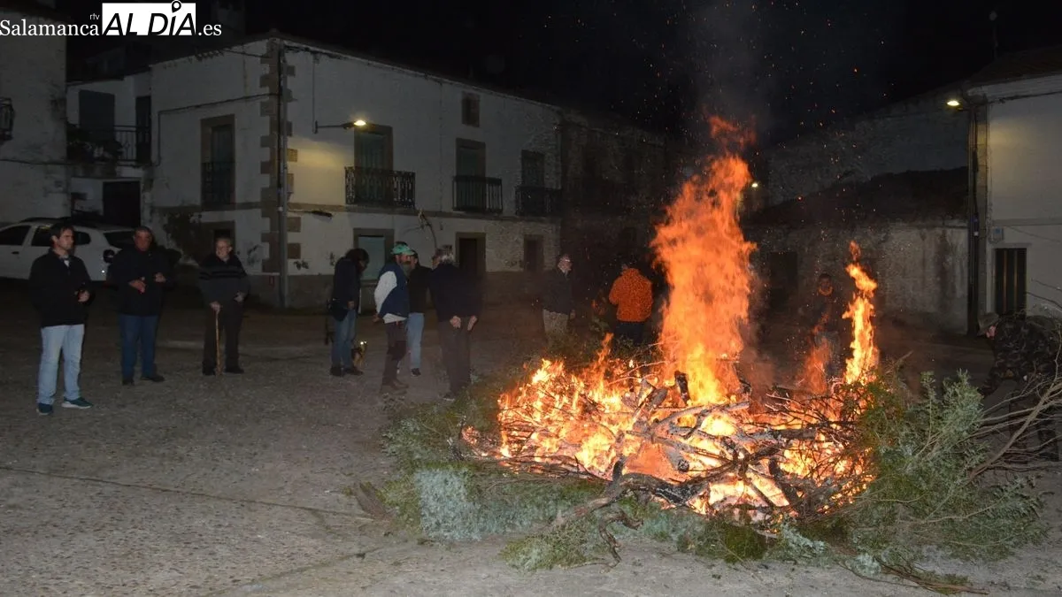 Los vecinos prendieron las hogueras al paso de la imagen de San Sebastián