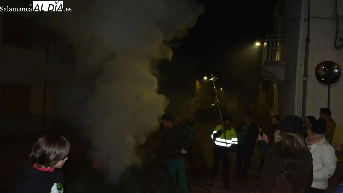 Los vecinos prendieron las hogueras al paso de la imagen de San Sebastián