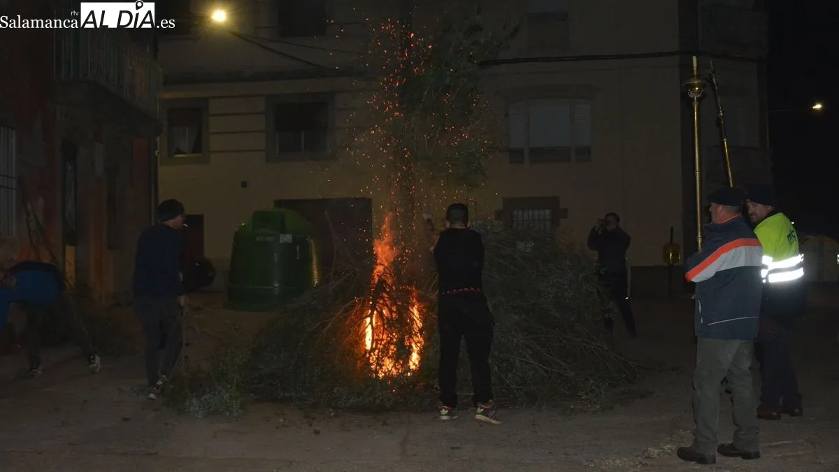 Los vecinos prendieron las hogueras al paso de la imagen de San Sebastián