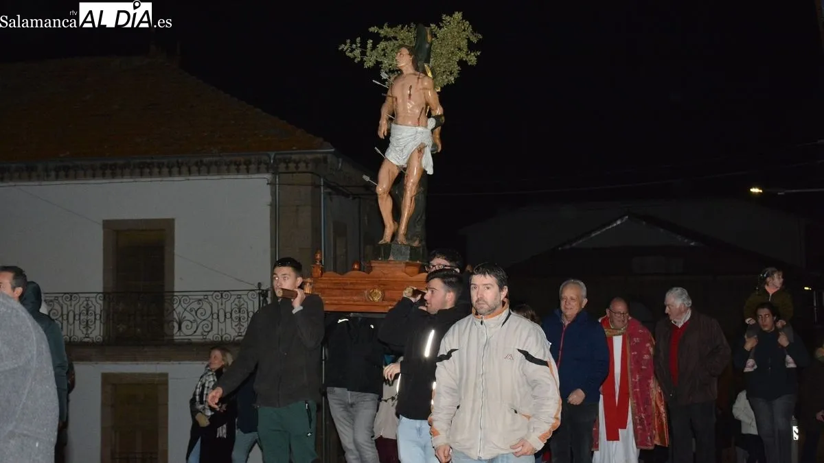 Los vecinos prendieron las hogueras al paso de la imagen de San Sebastián