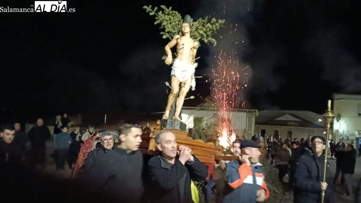 Los vecinos prendieron las hogueras al paso de la imagen de San Sebastián