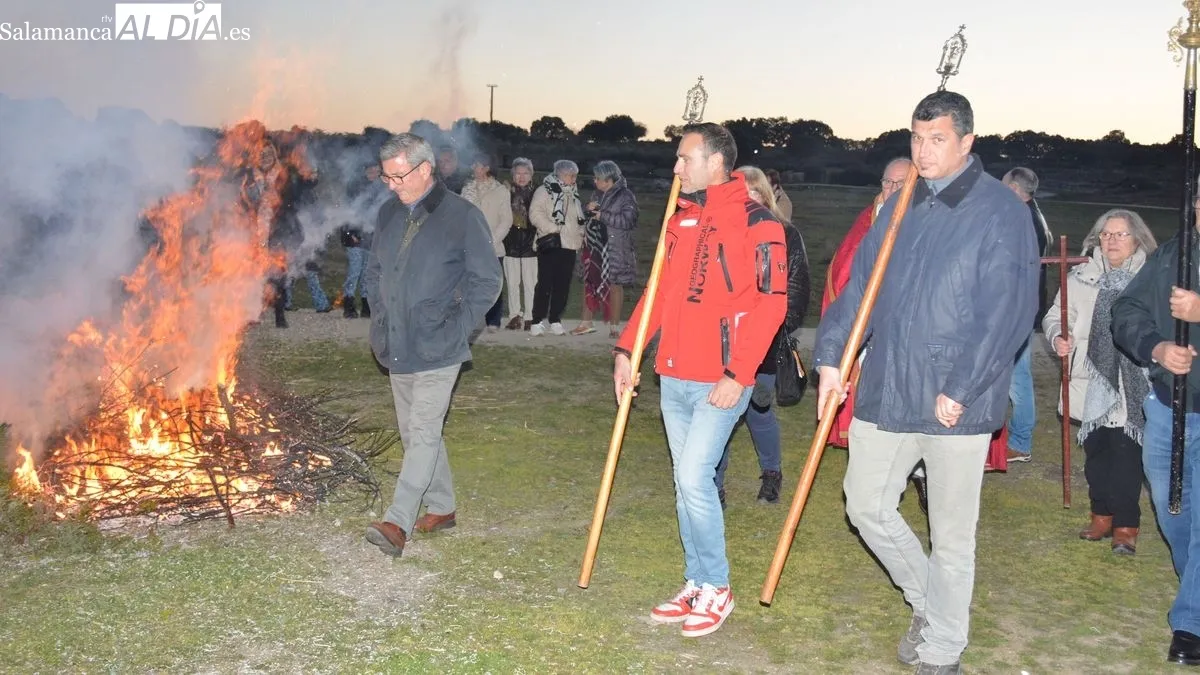 Foto 11 - Ocho hogueras llenan de humo purificador las calles de Sobradillo al paso de San Sebasti&aacute;n