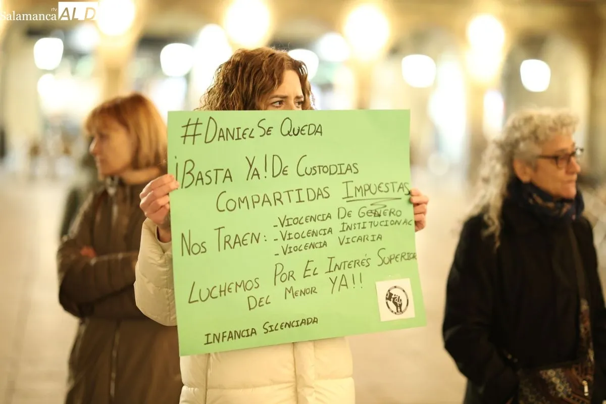 Salamanca se concentra en apoyo a Juana Rivas y de Daniel, su hijo menor | FOTOS: David Sañudo