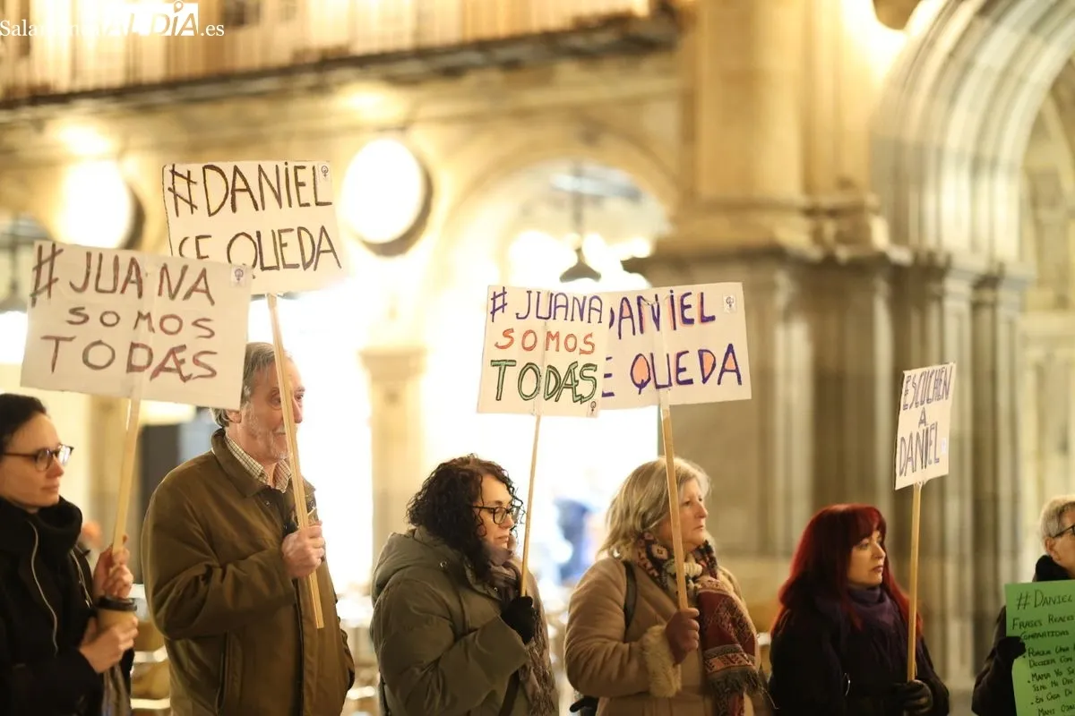 Salamanca se concentra en apoyo a Juana Rivas y de Daniel, su hijo menor | FOTOS: David Sañudo