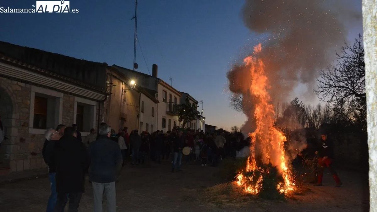 Foto 6 - Ocho hogueras llenan de humo purificador las calles de Sobradillo al paso de San Sebasti&aacute;n