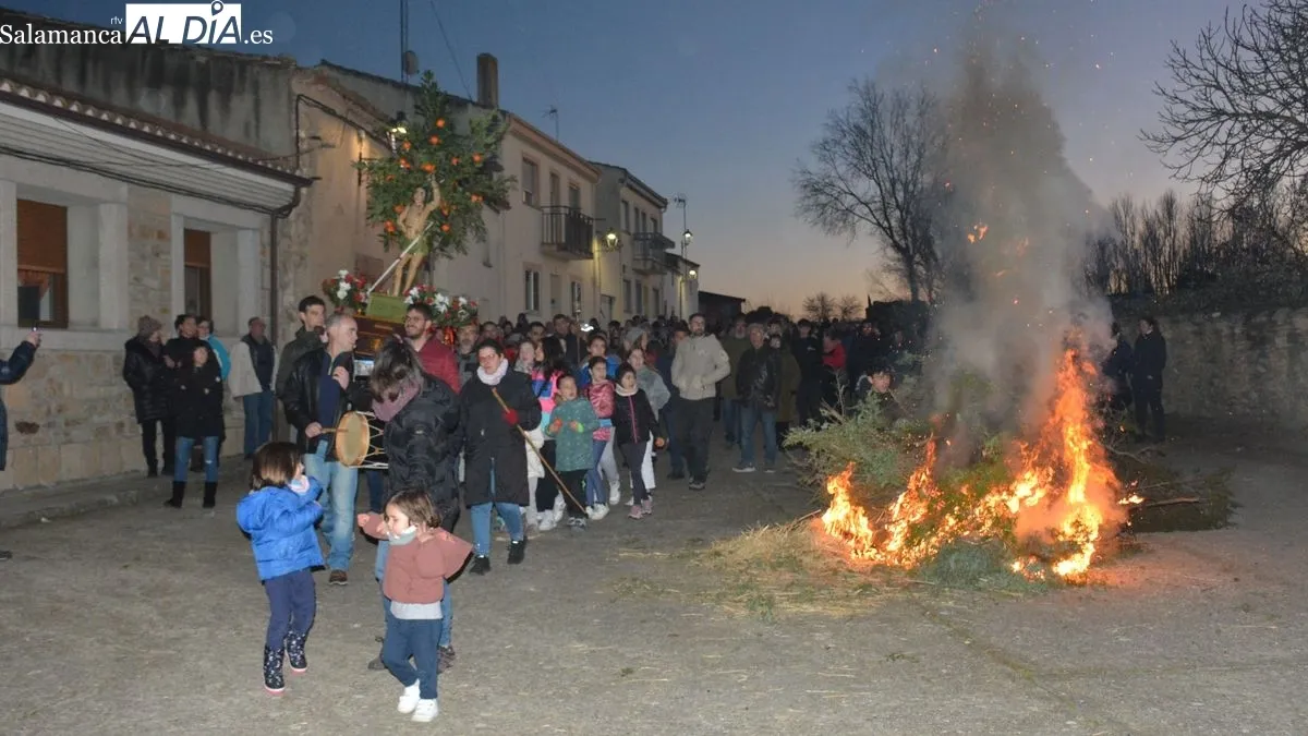 Foto 5 - Ocho hogueras llenan de humo purificador las calles de Sobradillo al paso de San Sebasti&aacute;n