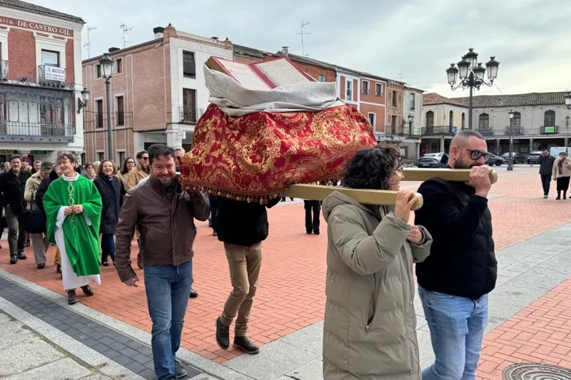 Foto 6 - Multitud de fieles participa en las celebraciones parroquiales del Domingo de la Palabra de Dios