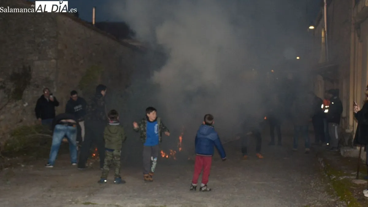 Foto 4 - Ocho hogueras llenan de humo purificador las calles de Sobradillo al paso de San Sebasti&aacute;n