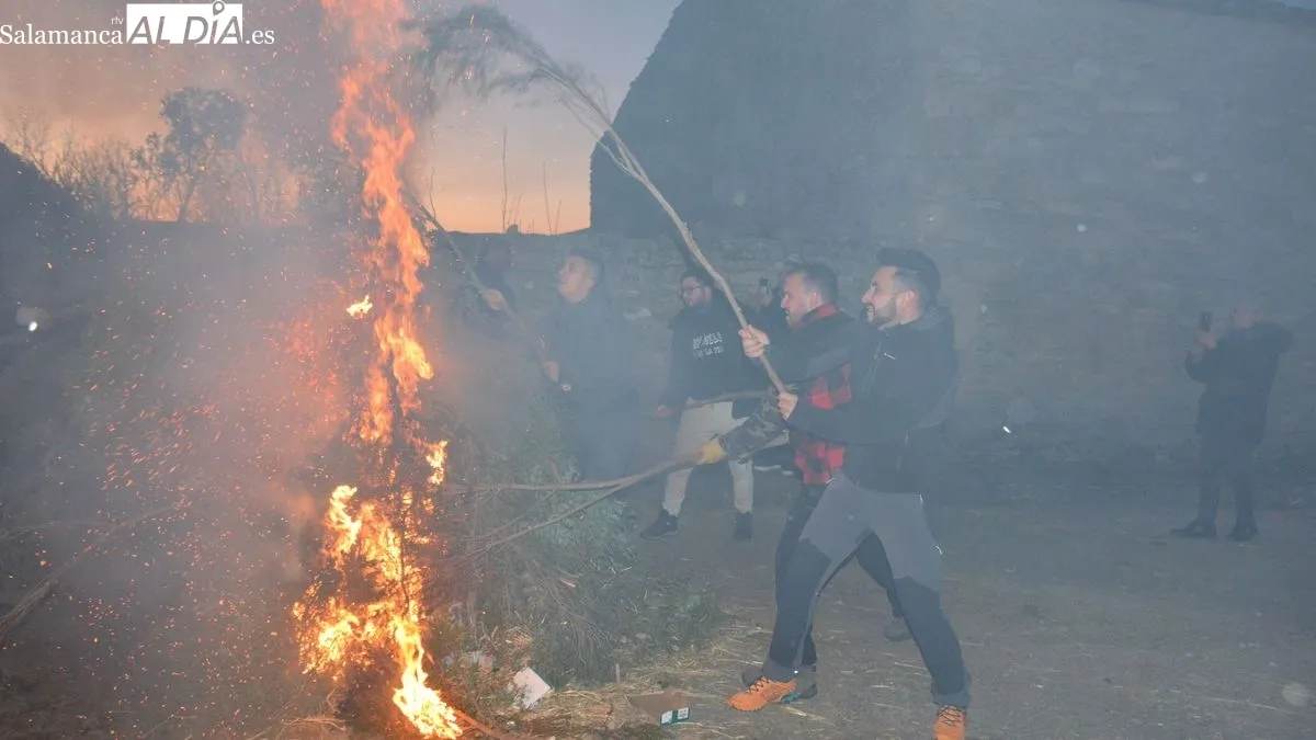Foto 2 - Ocho hogueras llenan de humo purificador las calles de Sobradillo al paso de San Sebasti&aacute;n