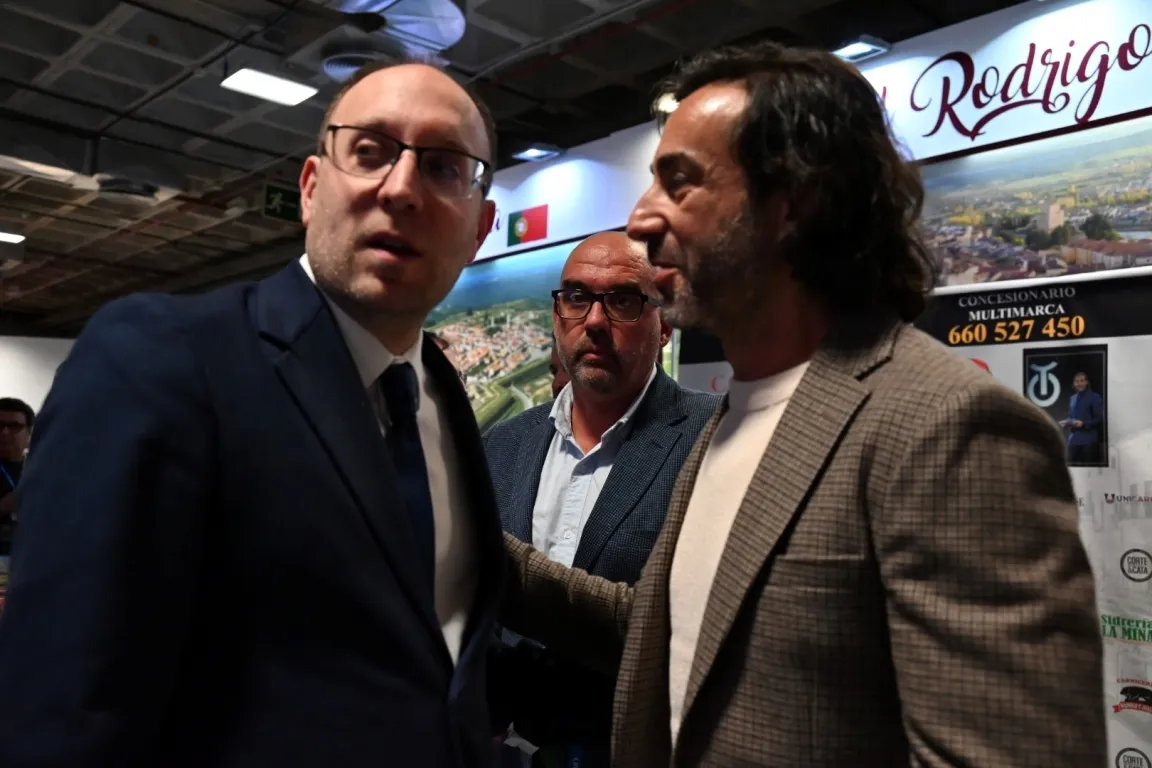 Foto 2 - Ciudad Rodrigo inicia FITUR 2025 presentando las Tertulias Taurinas del Carnaval con David Casas
