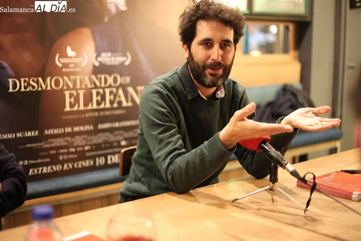 Aitor Echeverría, presenta en Salamanca ‘Desmontando un elefante’. Fotos: David Sañudo