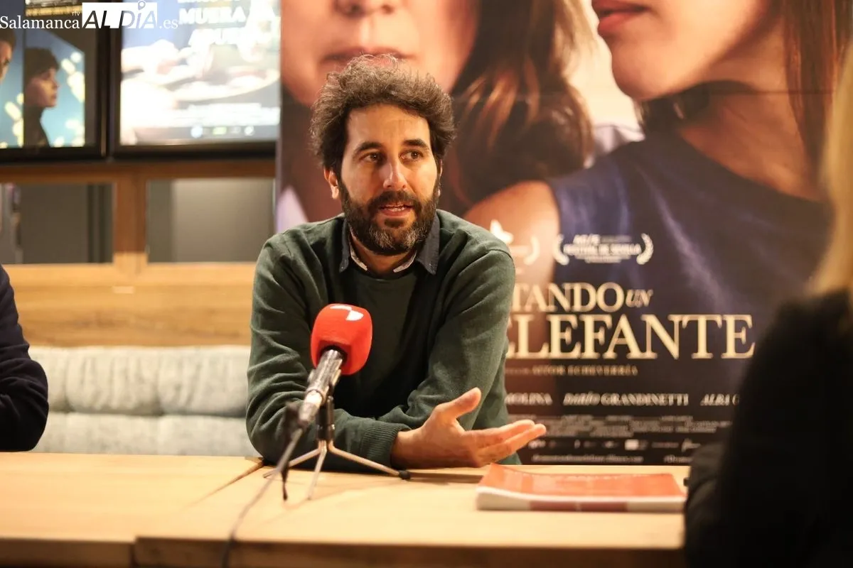 Aitor Echeverría, presenta en Salamanca ‘Desmontando un elefante’. Fotos: David Sañudo