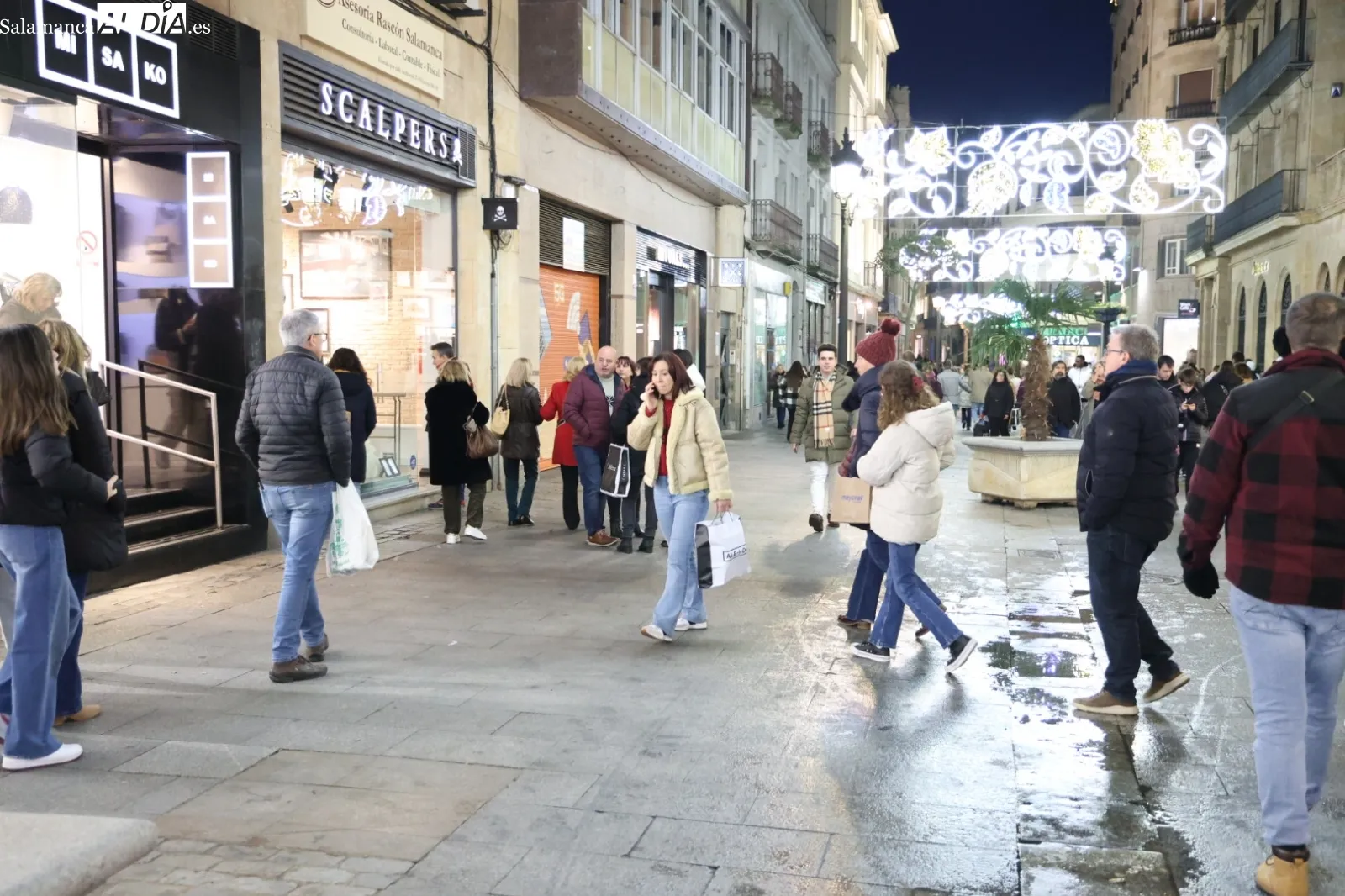 Compras de última hora para el día de Reyes en Salamanca | Fotos: David Sañudo