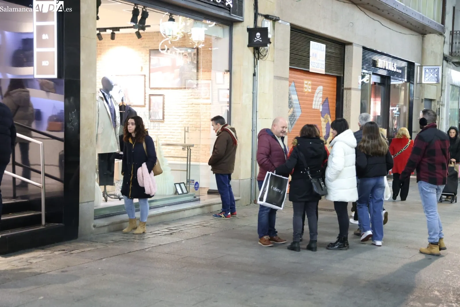 Compras de última hora para el día de Reyes en Salamanca | Fotos: David Sañudo