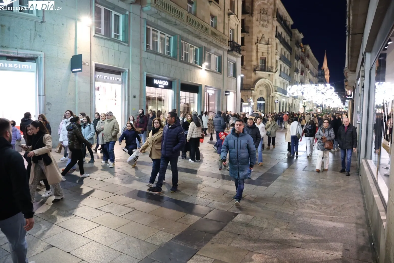 Compras de última hora para el día de Reyes en Salamanca | Fotos: David Sañudo