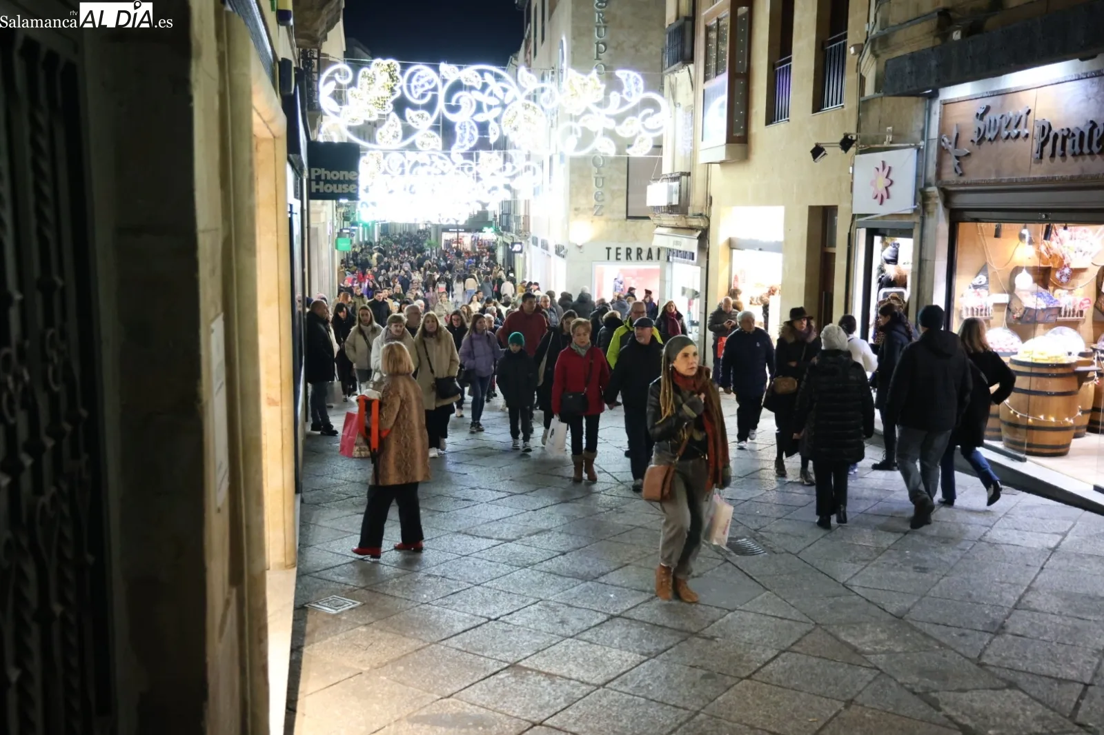 Compras de última hora para el día de Reyes en Salamanca | Fotos: David Sañudo
