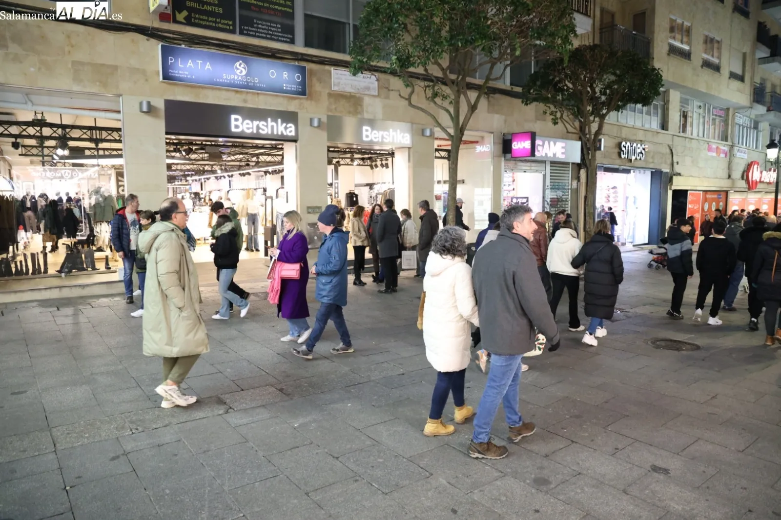 Compras de última hora para el día de Reyes en Salamanca | Fotos: David Sañudo