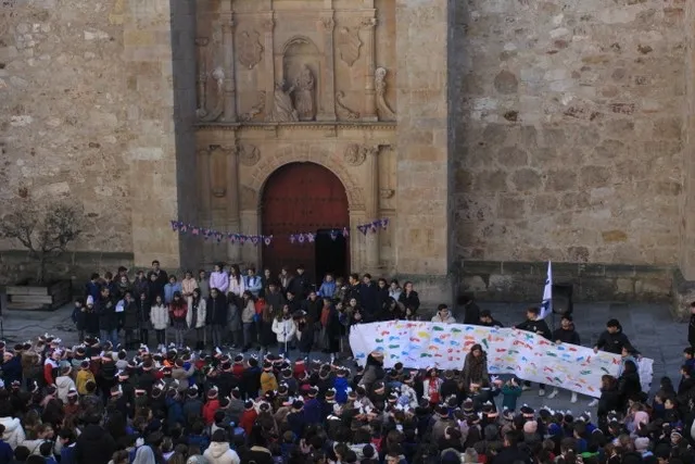 Foto 3 - Emotiva ma&ntilde;ana en el Colegio Calasanz con la celebraci&oacute;n del D&iacute;a Escolar de la No Violencia y la Paz