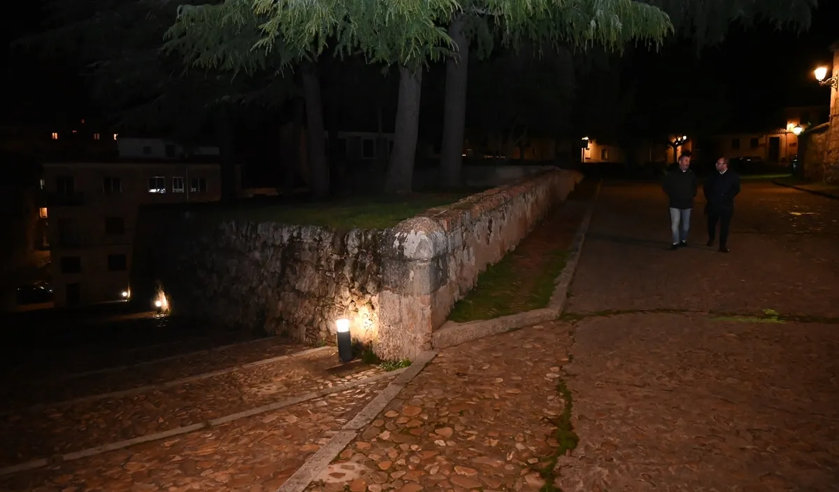 Foto 2 - La subida al adarve desde La Parada y la fachada de la antigua c&aacute;rcel estrenan iluminaci&oacute;n