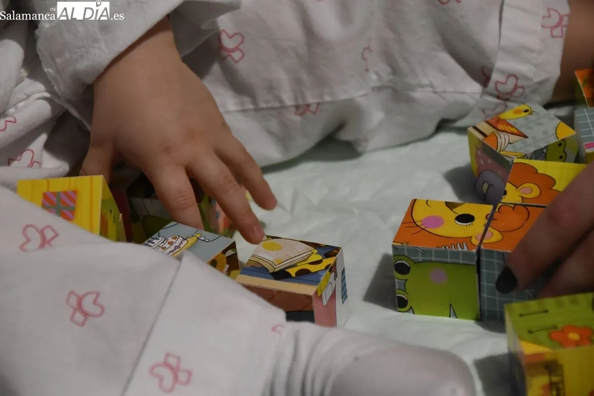 Foto 2 - Sonrisas para los ni&ntilde;os ingresados en el Hospital de Salamanca: Una tarde con el voluntariado de Cruz Roja Juventud  (FOTOS)